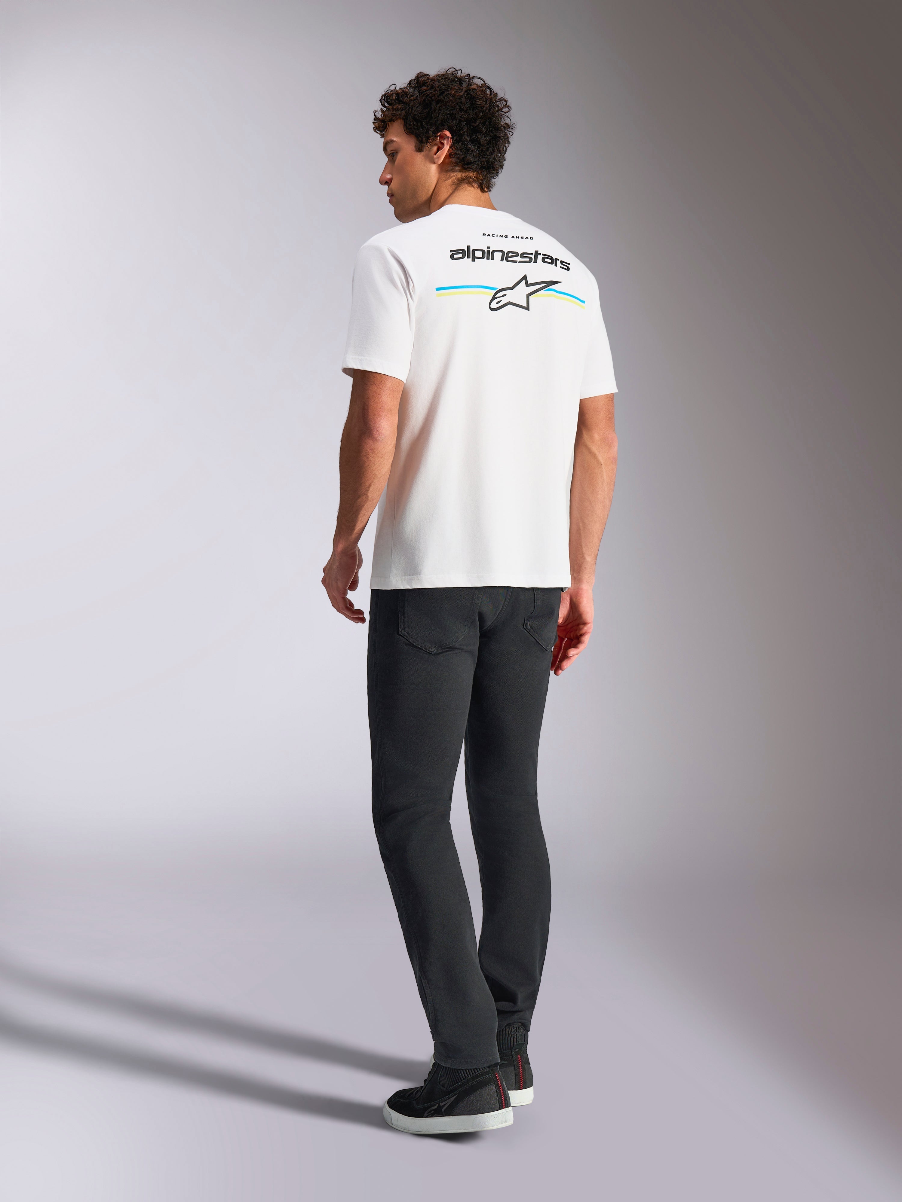 Alpinestars Lanes CSF T-shirt, kortärmad t-shirt, vit, vy bakifrån som visar Alpinestars-logotypen med gula och blå ränder, avslappnad motorsport-streetwear