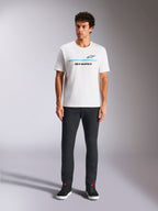 Alpinestars Lanes CSF Tee, kortärmad t-shirt, vit, blå och gul randig logotypgrafik, bärs av modell med svarta byxor och sneakers, casual motorsport-streetwear