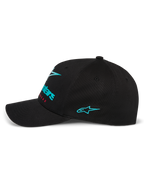 Alpinestars Instinct Keps, sidoprofil av svart baseballkeps, med turkos broderad Astars-logotyp på sidan och logotyp med färggradient framtill, böjd skärm med strukturerad krona, avslappnad motorsport-streetwear