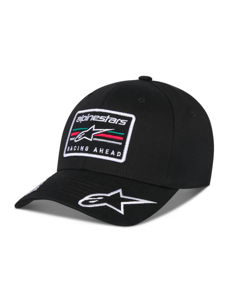 Alpinestars Surpass keps, svart baseballkeps med böjd skärm, broderat rektangulärt märke fram med Astars-logotypen och texten 'Racing Ahead', vit broderad logotyp på skärmen, strukturerad krona och twilltyg för avslappnad motorsportinspirerad streetwear.