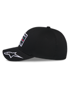 Alpinestars Surpass keps, baseballkeps, svart, profilvy från sidan som visar böjd skärm med vit broderad Astars-logotyp, strukturerad krona med broderad patch på framsidan, avslappnad motorsportinspirerad huvudbonad