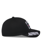 Alpinestars Surpass keps, svart, sidoprofil, böjd skärm med vit 'ALPINESTARS PROTECTS'-brodyr, strukturerad krona med logotypmärke på framsidan, avslappnad motorsportinspirerad huvudbonad