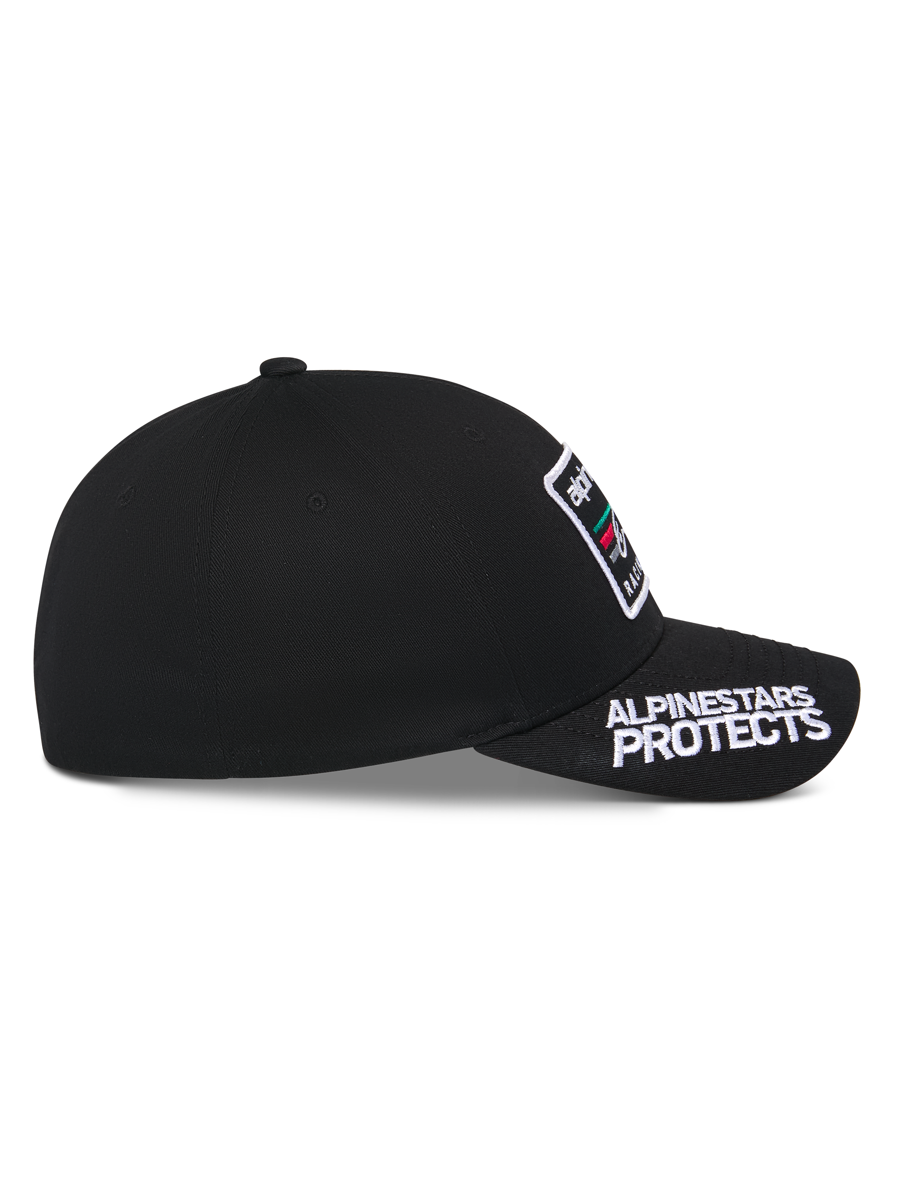 Alpinestars Surpass keps, svart, sidoprofil, böjd skärm med vit 'ALPINESTARS PROTECTS'-brodyr, strukturerad krona med logotypmärke på framsidan, avslappnad motorsportinspirerad huvudbonad