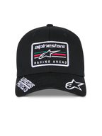 Alpinestars Surpass keps, svart strukturerad baseballkeps, böjd skärm med vit broderad Astars-logotyp och texten "Alpinestars Protects", "Racing Ahead"-logopatch på framsidan med flerfärgade ränder, avslappnad motorsport-inspirerad huvudbonad