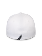 Alpinestars Surpass keps, vit, baksida av baseballkeps med flexibel baksida, strukturerad krona, med en liten svart diagonal Alpinestars-logotypflik vid den nedre kanten, casual sportswear