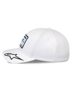 Alpinestars Surpass keps, strukturerad baseballkeps, vit, böjd skärm med broderad svart och vit stjärnlogotyp, sidoprofil som visar Astars-logotyppatch på framsidan, vardaglig motorsportinspirerad huvudbonad