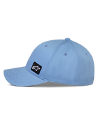 Alpinestars Pivot Hat, blå baseballkeps med böjd skärm, sidovy som visar strukturerad krona och twilltyg, litet svart broderat märke med Astars-logotyp, avslappnade motorsport-inspirerade sportkläder