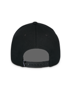 Alpinestars Lucid Snapback-keps, svart, vy bakifrån, med justerbar snapback-stängning och en liten etikett med Astars-logotyp, strukturerad krona, avslappnad motorsport-inspirerad huvudbonad