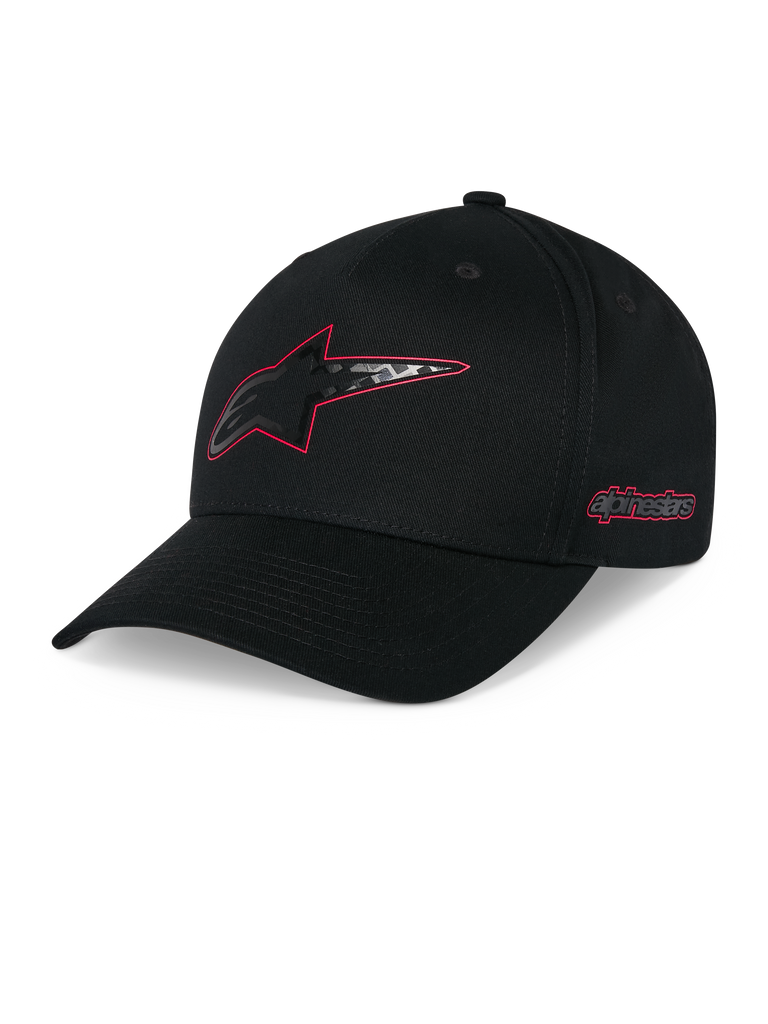 Alpinestars Carbon Fiber Snapback-keps, svart, böjd skärm med strukturerad krona, Astars-logotyp framtill med röd kontur och kolfiberutseende, Alpinestars ordlogga på sidan i rött, avslappnad motorsport-huvudbonad