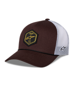 Alpinestars Hexeon Trucker Hat, brun och vit keps med böjd skärm, strukturerad mörkbrun framsida och vit meshbaksida, svart hexagonformat märke fram med gul logotyp, broderad logotyp på sidan och klassisk trucker-stil.