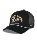 Alpinestars Finisher Trucker keps, svart truckerkeps med ventilerande meshbaksida, böjd skärm med vit repdetalj, grafik på framsidan med gul Alpinestars-text och rutiga flaggor, broderad stjärnlogotyp på sidan, avslappnad motorsport-inspirerad huvudbonad