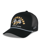 Alpinestars Finisher Trucker keps, svart truckerkeps med ventilerande meshbaksida, böjd skärm med vit repdetalj, grafik på framsidan med gul Alpinestars-text och rutiga flaggor, broderad stjärnlogotyp på sidan, avslappnad motorsport-inspirerad huvudbonad