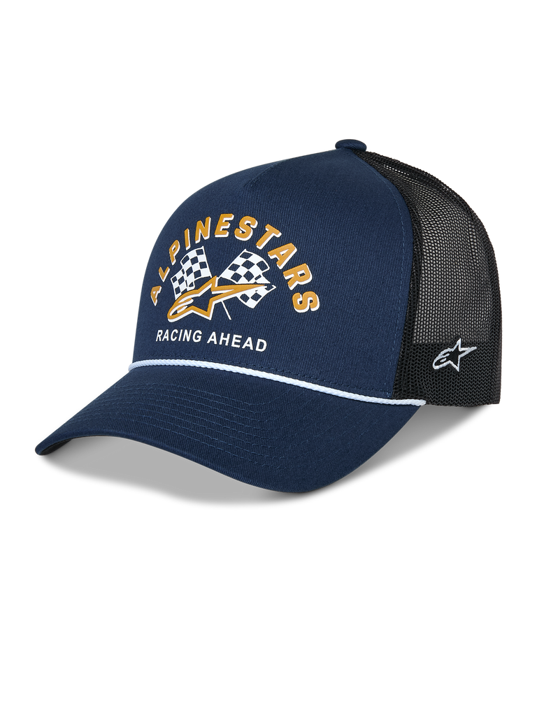 Alpinestars Finisher Trucker-keps, marinblå och svart, böjd skärm med vit repdetalj, grafik på framsidan med rutiga flaggor, guldlogotyp och texten "Racing Ahead", broderad Astars-logotyp på sidan, avslappnad motorsport-keps.