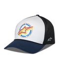 Alpinestars Aorbit Trucker-keps, vit, marinblå och svart, böjd marinblå skärm med vit frontpanel och svart nätbaksida, frontgrafik med Always Fast Made to Last-text och gul Astars-logotyp, broderad logotyp på sidan, avslappnad motorsportinspirerad huvudbonad