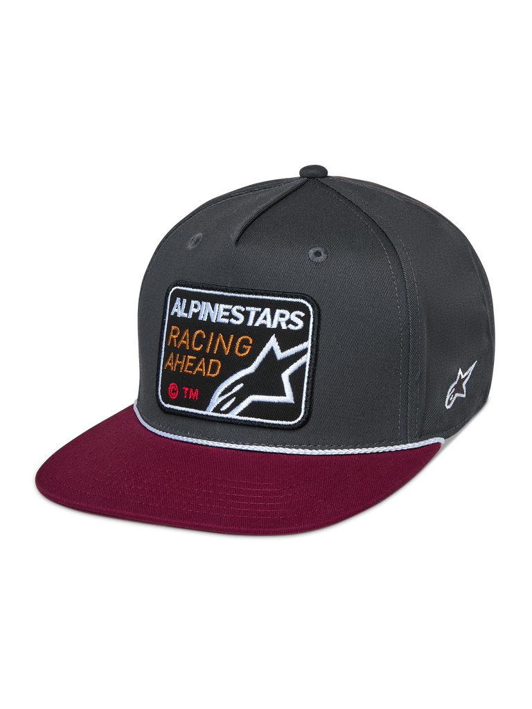 Alpinestars Intuitive Snapback-keps, vardaglig motorsport-huvudbonad, mörkgrå strukturerad krona med röd platt skärm, vit repdetalj, broderat märke framtill med 'ALPINESTARS RACING AHEAD' och stjärnlogotyp, vit stjärnbrodyr på sidan