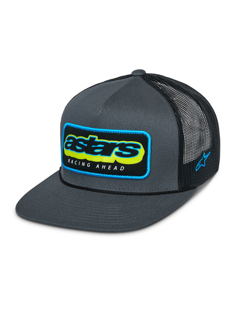 Alpinestars Phosphor Truckerkeps, Charcoal Black, grå twill-front med svart mesh-baksida, livfull flerfärgad Astars-logotyp med texten ”Racing Ahead”, platt skärm, broderad logotyp på sidan, vardaglig motorsport-inspirerad huvudbonad