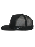 Alpinestars Contender Trucker Hat, sidoprofil, svart, platt skärm med strukturerad krona, ventilerande baksida i polymesh, med vit broderad Astars-logotyp på sidan, avslappnad motorsportinspirerad huvudbonad