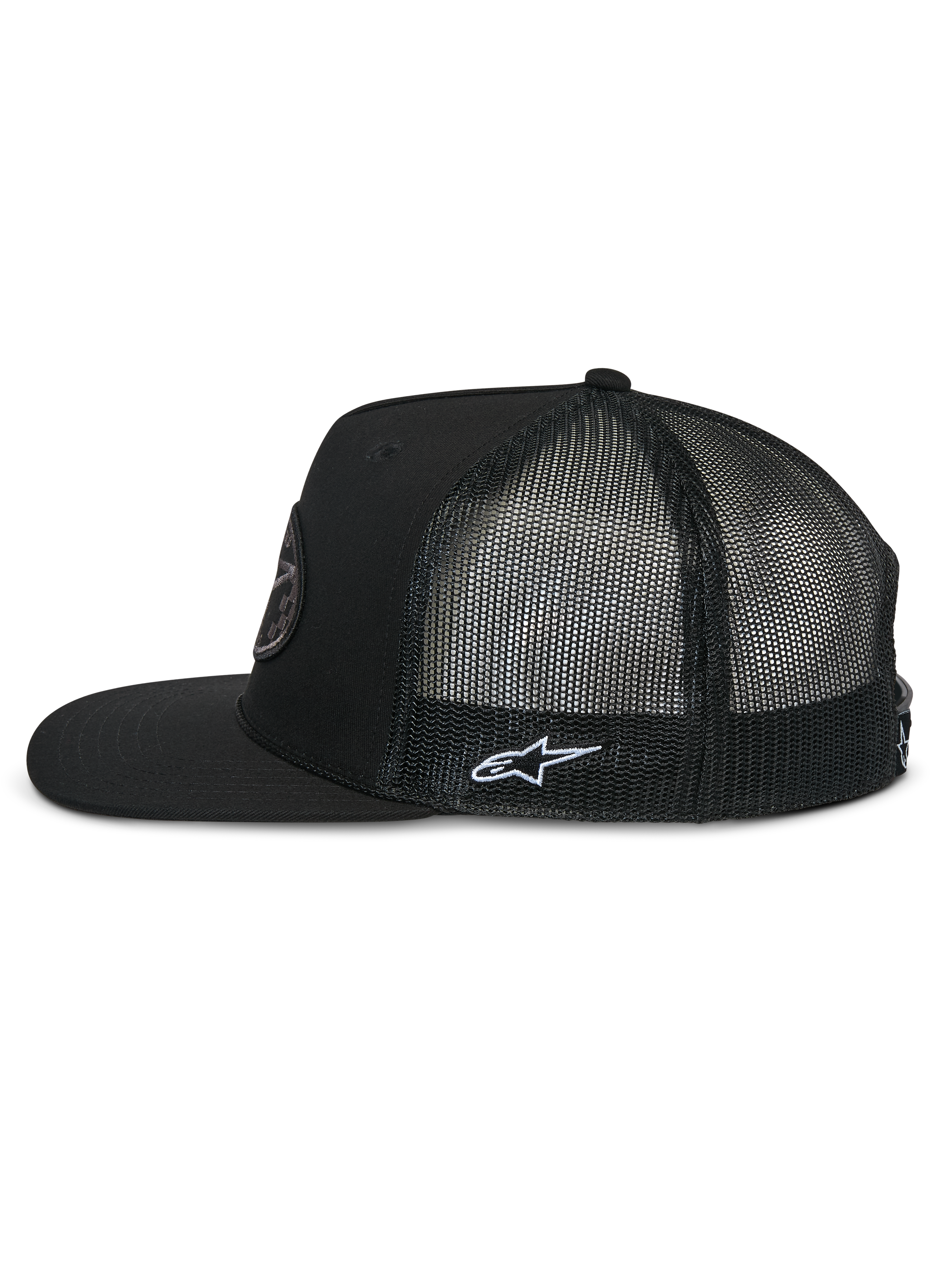Alpinestars Contender Trucker Hat, sidoprofil, svart, platt skärm med strukturerad krona, ventilerande baksida i polymesh, med vit broderad Astars-logotyp på sidan, avslappnad motorsportinspirerad huvudbonad