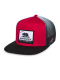 Alpinestars Cali Gradient Truckerkeps, röd, svart och vit, strukturerad röd krona med svart platt skärm, grå meshbaksida med gradient, med ett vävt Cali Bear-märke och broderad logotyp på sidan, vardaglig huvudbonad för motorsport