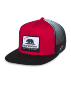 Alpinestars Cali Gradient Truckerkeps, röd, svart och vit, strukturerad röd krona med svart platt skärm, grå meshbaksida med gradient, med ett vävt Cali Bear-märke och broderad logotyp på sidan, vardaglig huvudbonad för motorsport