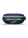 Alpinestars Only Linear Hip Bag, Navy Green höftväska, mörkblå med klargrön Alpinestars-text och vit stjärnlogotyp, horisontell grå dragkedja, hållbar polyesterkonstruktion, kompakt tillbehör för vardagsbruk.