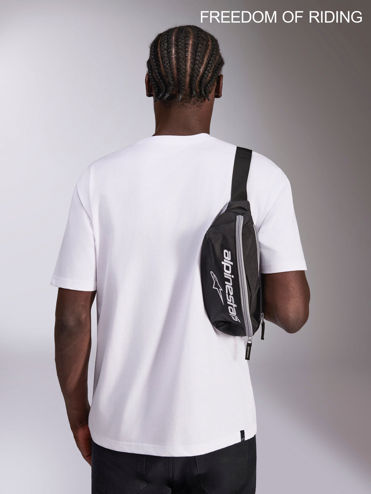 Alpinestars Only Linear midjeväska, urban sportswear-väska för vardagsbruk och pendling, svart och vit, 2 liters kapacitet, slitstark polyester med Alpinestars-logotyp, bärs som en crossbody-väska på modell