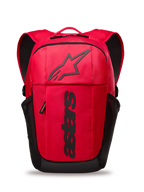Alpinestars GFX Boss Backpack, röd och svart vardagsryggsäck, 20L kapacitet, med upphöjd Astars-logotyp i svart silikon och vertikal branding, sidofickor i mesh, vadderade axelremmar i luftmesh, slitstark 600D polyesterkonstruktion