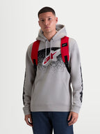 Alpinestars GFX Boss ryggsäck, 20L urban sportswear-ryggsäck för herr och dam, röd och svart, slitstark 600D polyester, frontvy på modell med justerbara axelremmar i luftmesh och upphöjd silikonlogotyp.