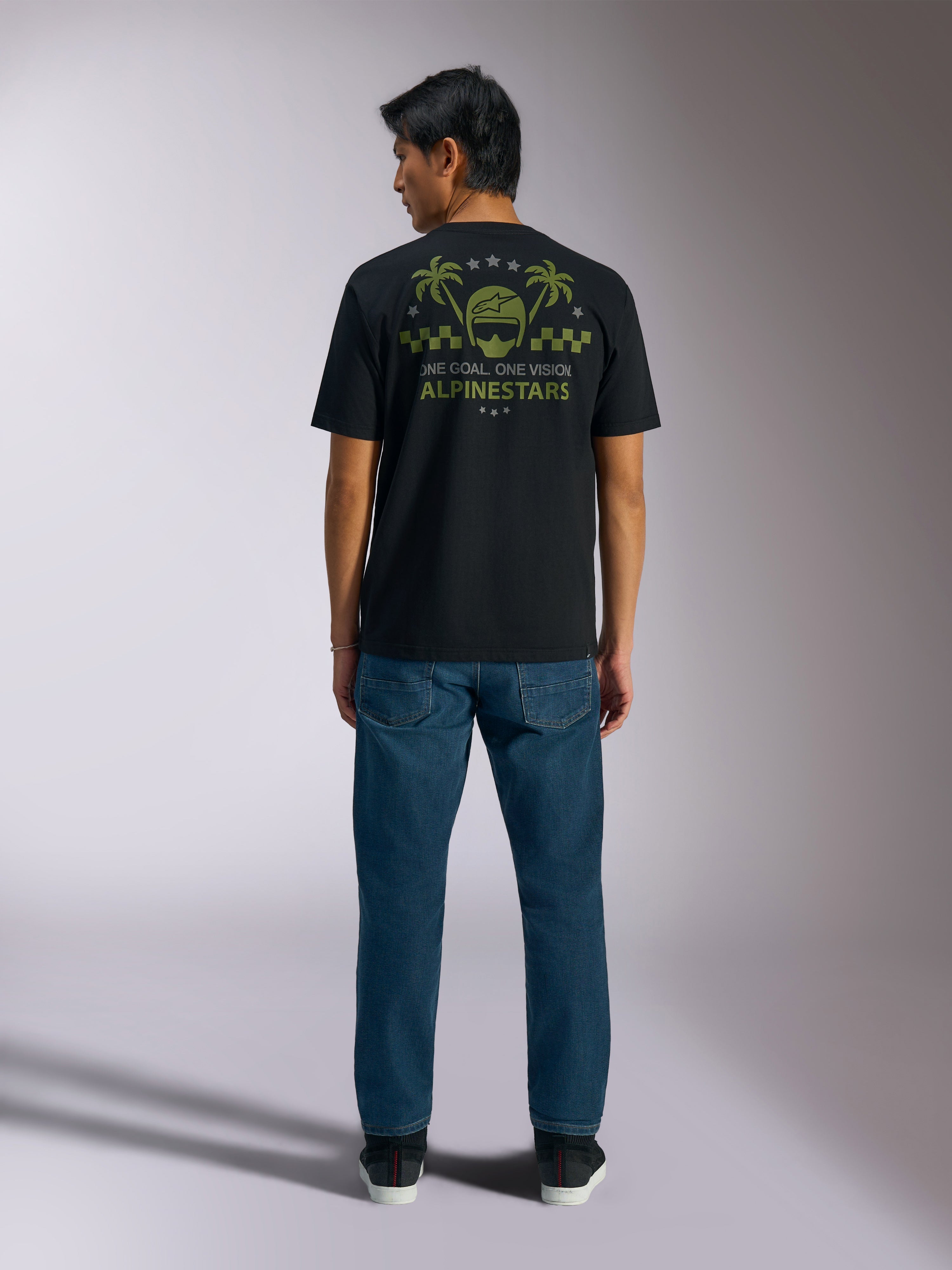Alpinestars Order CSF Tee, kortärmad t-shirt, svart, baksida med olivgrön grafik föreställande hjälm och palmträd med texten 'One Goal One Vision', casual motorsport-streetwear