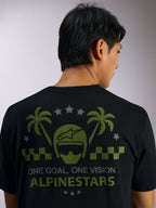 Alpinestars Order CSF Tee, kortärmad t-shirt, svart, baksida med grön hjälm- och palmträdgrafik, grå stjärnor och texten 'ONE GOAL. ONE VISION. ALPINESTARS', casual motorsport-streetwear
