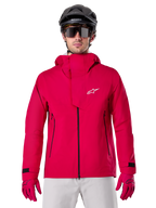 Alpinestars A-Dura Elite Waterproof Jacket, regnjacka för mountainbike, Red Fluo, hög krage med vit Alpinestars-logotyp, svarta dragkedjedetaljer, bärs med matchande handskar och svart cykelhjälm, teknisk vattentät cykelutrustning