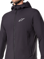 Alpinestars A-Dura Thermal Jacket, svart mountainbikejacka, detaljbild av det isolerade tekniska materialet, lätt och ventilerande design för terrängcykling i kalla väderförhållanden