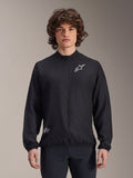 Alpinestars A-Aria Windbreaker-jacka, svart, lättviktig cykeljacka med vit Astars-logotyp på bröstet och branding nere till höger, hel dragkedja fram, hög krage, elastiska muddar och nederkant, prestandapassform för utomhussporter