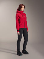 Alpinestars Stella A-Dura Elite Waterproof Jacket för dam, Red Fluo, vattentät MTB-regnjacka med huva och vit Astars-logotyp på bröstfliken, bärs med svarta byxor och svarta mountainbikeskor, teknisk funktionsutrustning för stigcykling