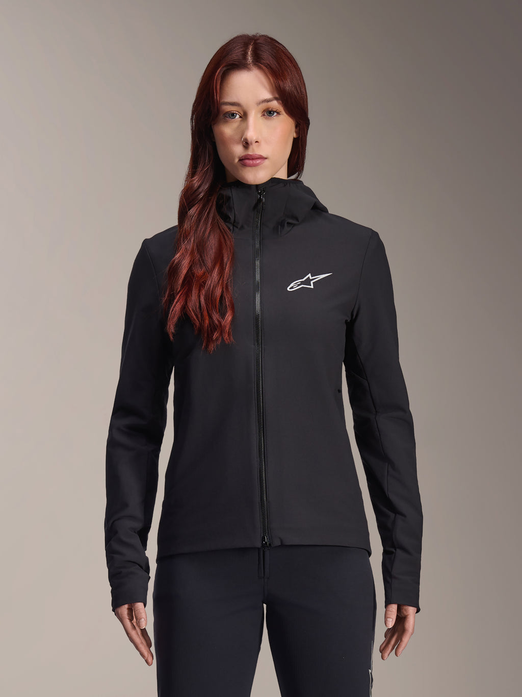 Alpinestars Stella A-Dura Thermal Jacket, damcykeljacka, svart, vit stjärnlogotyp på bröstet, design med huva och dragkedja, figursydd långärmad konstruktion för mountainbikecykling