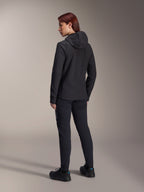 Alpinestars Stella A-Dura termojacka, MTB-cykeljacka för dam, svart, vy bakifrån som framhäver den isolerade huvan och normal passform, bärs med matchande svarta byxor och skor, lätt termisk isolering för cykling i kallt väder