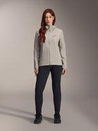 Alpinestars Stella A-Dura Thermal Jacket för dam, mountainbikejacka, titaniumgrå, bärs med svarta tekniska byxor och svarta skor, med en fleecefodrad huva och röd logotyp på bröstet, designad för cykling i kallt väder