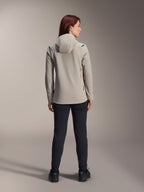 Alpinestars Stella A-Dura Thermal Jacket för dam, Titaniumgrå, baksida bärs med svarta byxor, med fleecefodrad isolerad huva och en liten röd logotyp, funktionell och snygg mountainbikejacka för cykling i kallt väder.