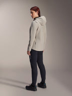 Alpinestars Stella A-Dura Thermal Jacket i titaniumgrått, trekvartsvy bakifrån av en kvinna som bär den isolerade cykeljackan med huva och svarta MTB-byxor, studiobild som visar normal passform och fickdetaljer.