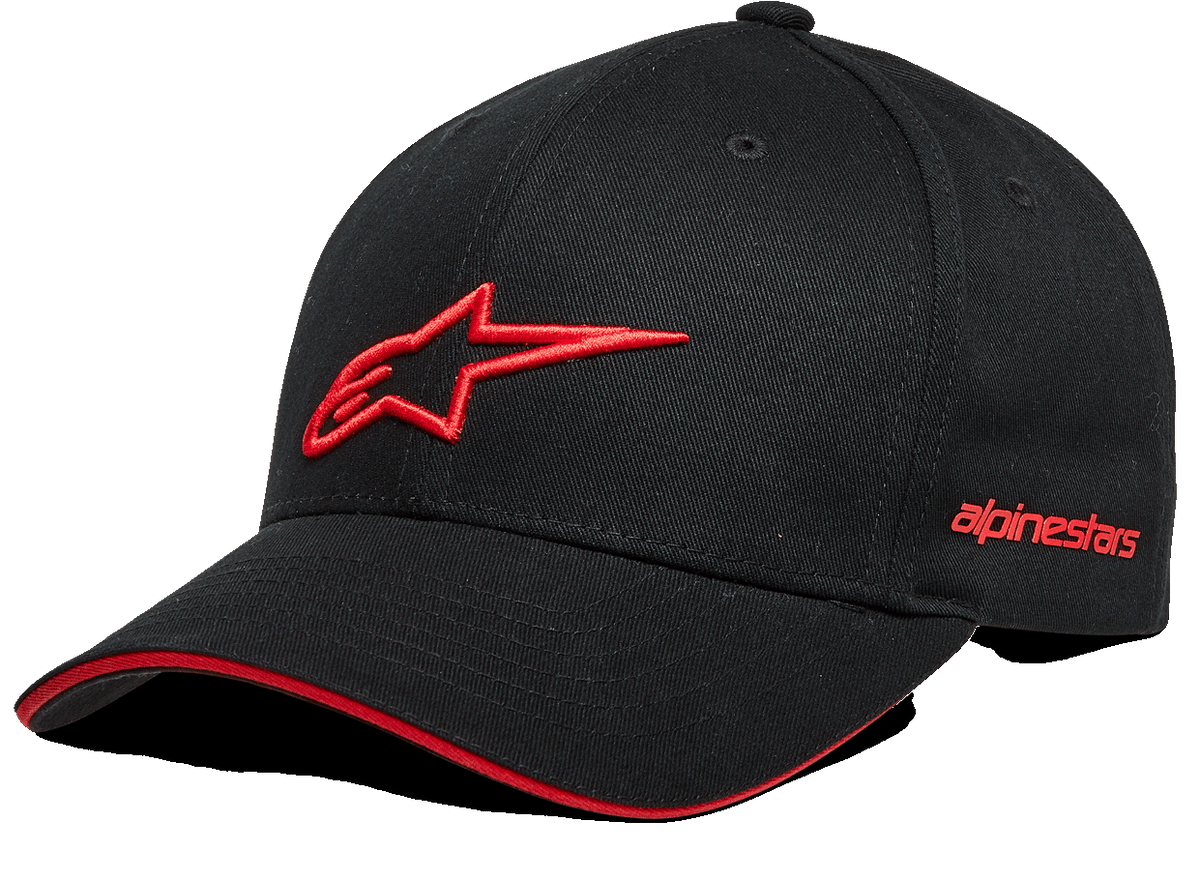 Alpinestars Rostrum Hat, svart baseballkeps med röd 3D-stjärnlogotyp, böjd skärm med röd sandwich-detalj, broderad Alpinestars-logotyp på sidan, vardaglig motorsport-huvudbonad