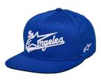 Alpinestars Los Angeles Hat, blå snapback-keps med vit 3D-broderad Los Angeles-logotyp i athletic-typsnitt, platt skärm, strukturerad krona, motorsportinspirerad design
