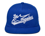 Alpinestars Los Angeles keps, blå snapback-keps, vitt 3D-broderi med athletic 'Los Angeles'-typsnitt och Ageless-logotyp, strukturerad krona, platt skärm, avslappnad sportswear streetwear