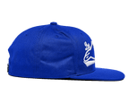 Alpinestars Los Angeles Hat, blå snapback-keps, profilvy från sidan, med platt skärm och strukturerad krona, klarblå bomullstwill med vitt 3D-broderi, avslappnade sportkläder
