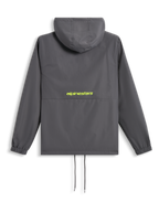 Alpinestars Speeder Chromium Windbreak Jacket, baksida, koksgrå med varselgul logotyp över ryggen, vindjacka med huva, elastiska muddar och fåll med dragsko, avslappnat motorsportinspirerat streetwear