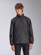 Alpinestars Overhaul Racer Jacket, svart regnskaljacka för herr, med hög krage och hel dragkedja framtill, liten vit logotyp på bröstet, elastiska muddar, slätt vattenavvisande material, minimalistisk motorsportinspirerad design