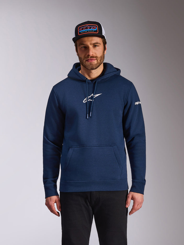 Alpinestars Frontal Hoodie, avslappnad motorsport-streetwear, marinblå med vit Astars-logotyp på bröstet och vit ordlogotyp på ärmen, känguruficka, huva med dragsko, bärs av en modell