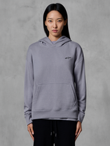 Alpinestars Essentials Ageless Hoodie, vardagliga sportkläder, silverfärgad med en liten svart logotyp, känguruficka, huvtröja buren av modell, moderna livsstilskläder