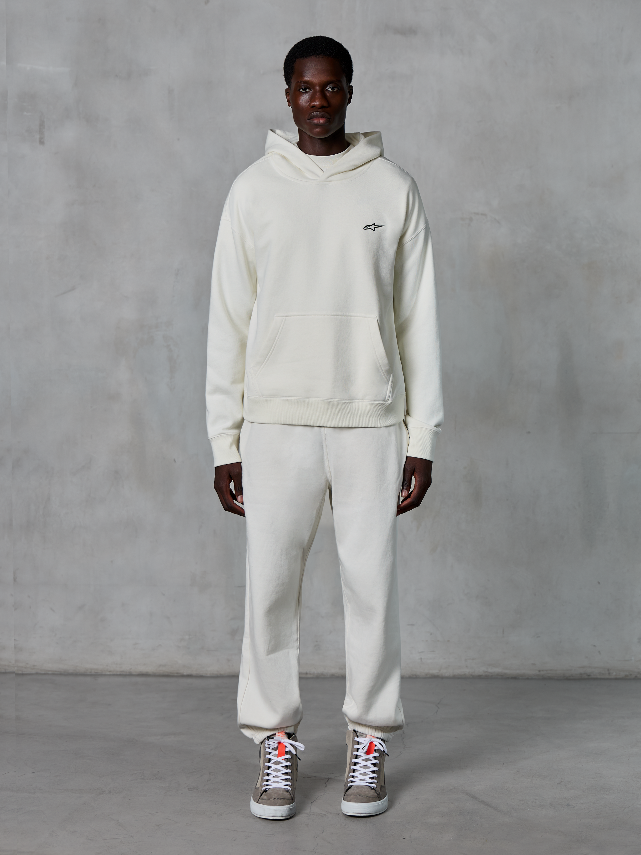 Alpinestars Essentials Ageless Hoodie, pullover-huvtröja, sandfärgad, med huva med dragsko och känguruficka, stentvättad kompakt fleece, avslappnad motorsport-inspirerad streetwear