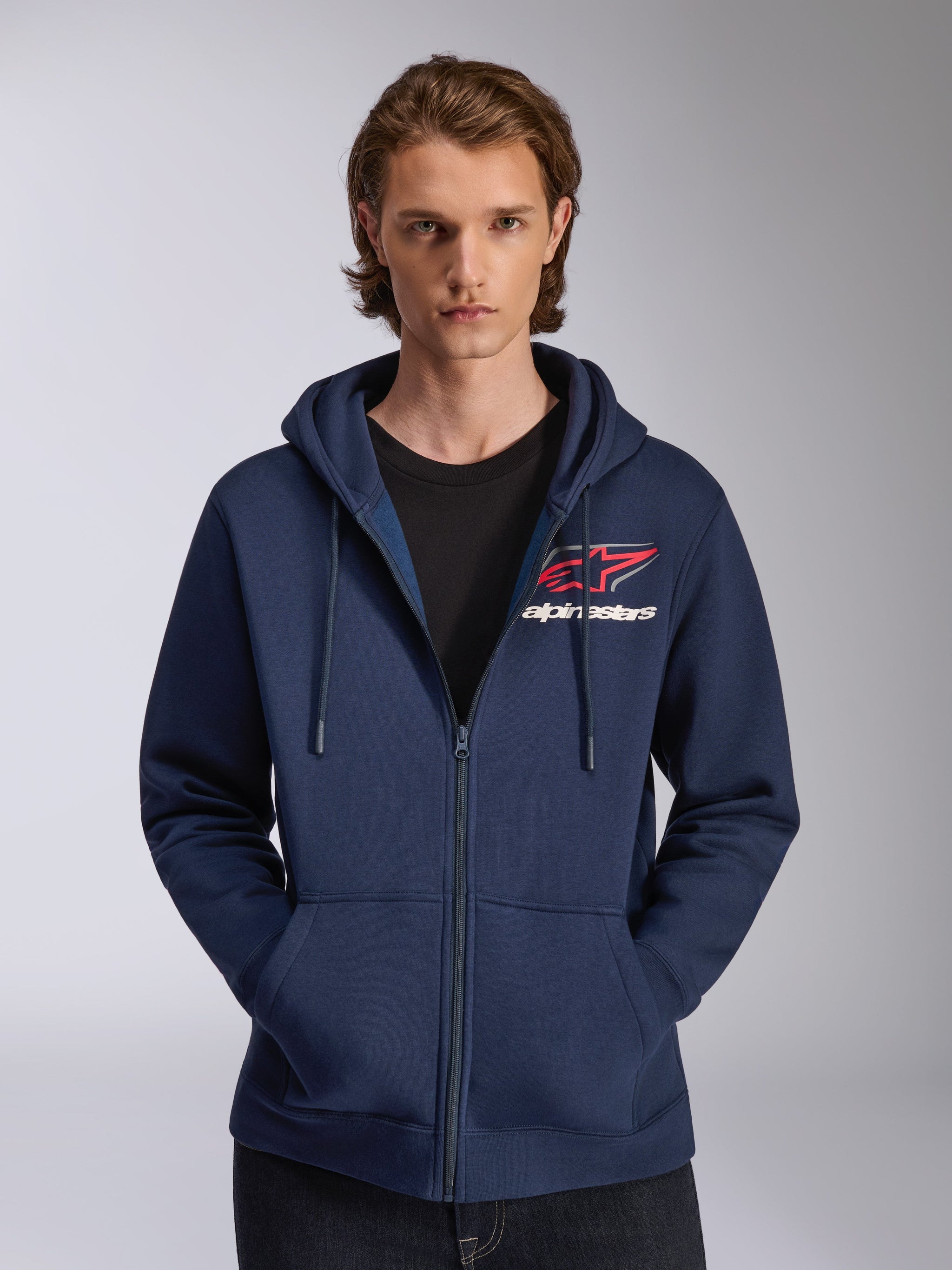Alpinestars Formulation Hoodie, huvtröja med dragkedja fram, marinblå, röd och vit logotyp på bröstet, huva med dragsnöre, vardaglig motorsportinspirerad design