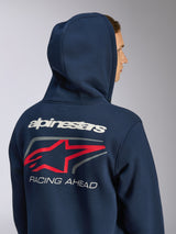 Alpinestars Formulation Hoodie, marinblå fleecehoodie med dragkedja, baksida med uppfälld huva och stor rygggrafik med vit Alpinestars-logotyp, röd stjärnlogotyp och texten 'RACING AHEAD', vardaglig motorsport-streetwear